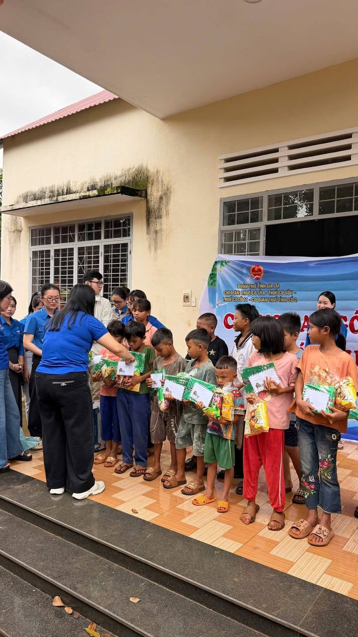 Đoàn viên trao quà cho trẻ em tại địa phương