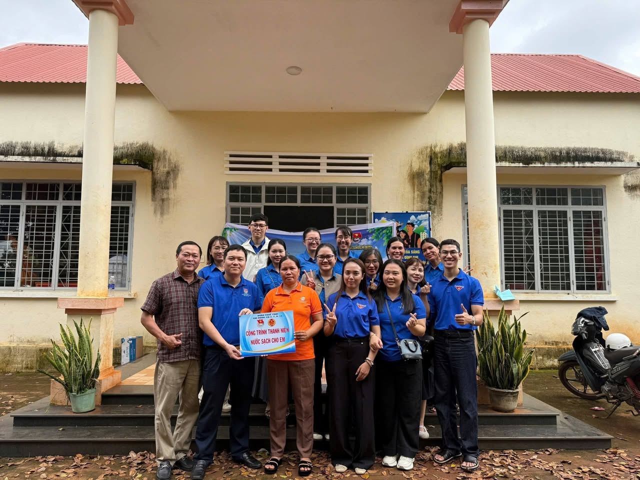 Đoàn viên tại công trình thanh niên Nước sạch cho em